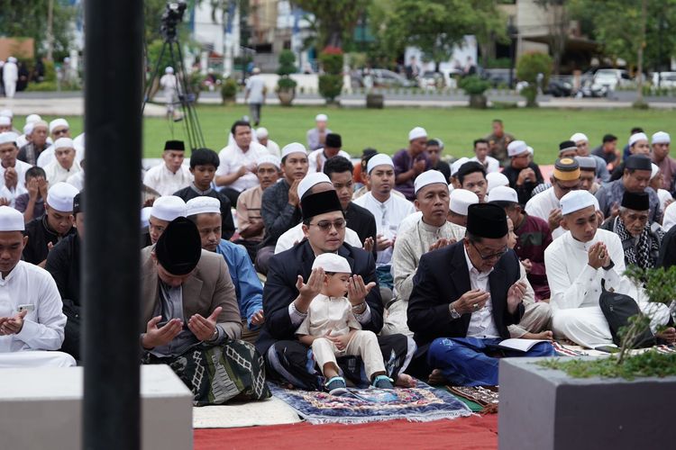 Suasana penuh sukacita mewarnai shalat Idul Fitri 1445 Hijriah di Taman Dwi Warna Barabai, Kabupaten Hulu Sungai Tengah (HST), Provinsi Kalimantan Selatan (Kalsel). 
