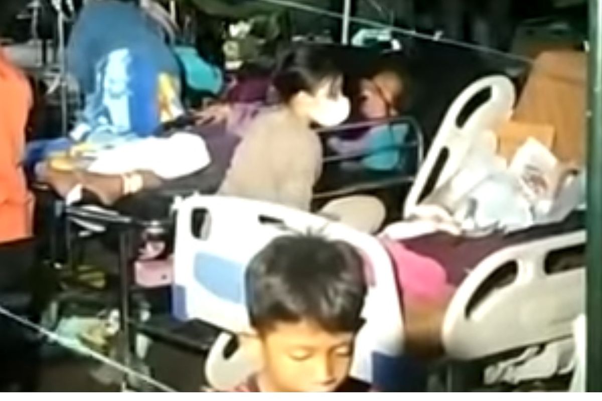 Kondisi tenda tempat penampungan pasien di Rumah Sakit Umum Daerah (RSUD) Sayang Cianjur, Jawa Barat, Senin (21/11/2022) malam. Sejumlah fasilitas di RSUD Sayang dilaporkan mengalami kerusakan setelah diguncang gempa magnitudo 5,6.
