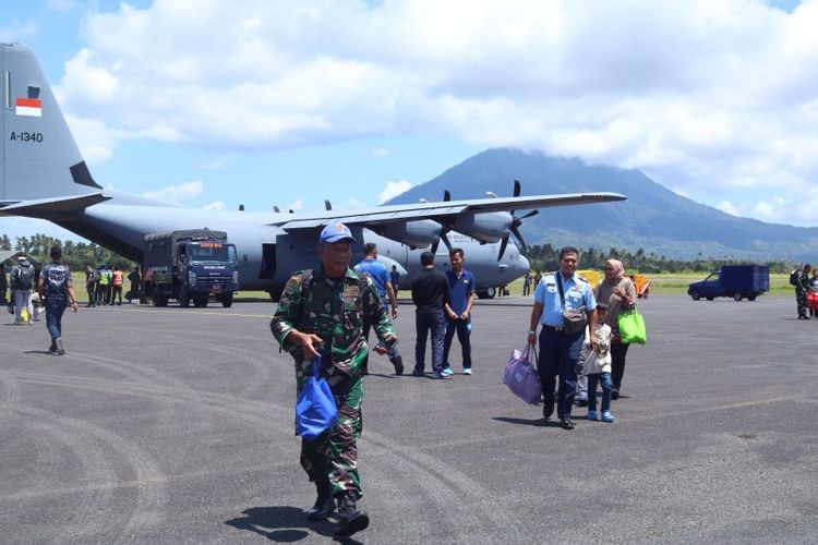 Para personel Lanud RSA saat turun dari pesawat pada Minggu (14/4/2024) di Bandara Lanud RSA Natuna. 