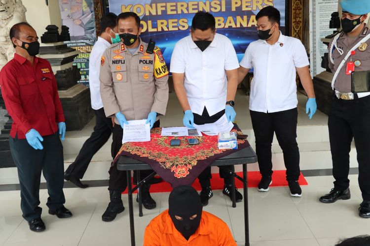 Pelaku penyebar foto bugil mantan pacar saat berada di Polres Tabanan. 