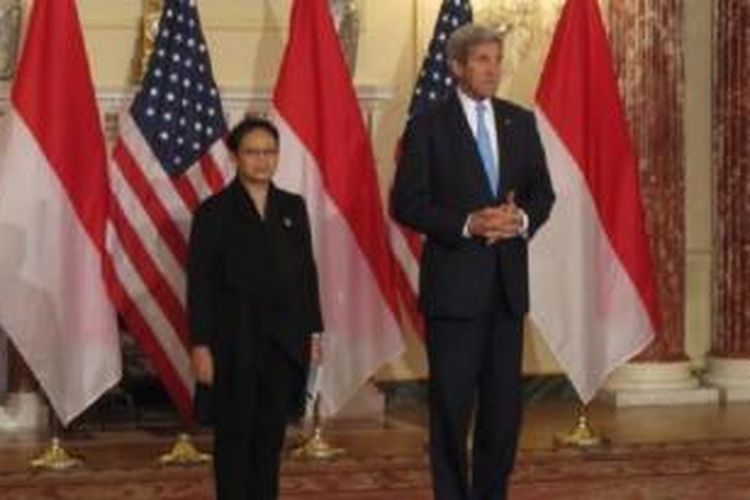 Menlu Indonesia Retno Lestari Marsudi bersama Menlu Amerika John Kerry di Washington DC, pada 21 Semptember 2015. 