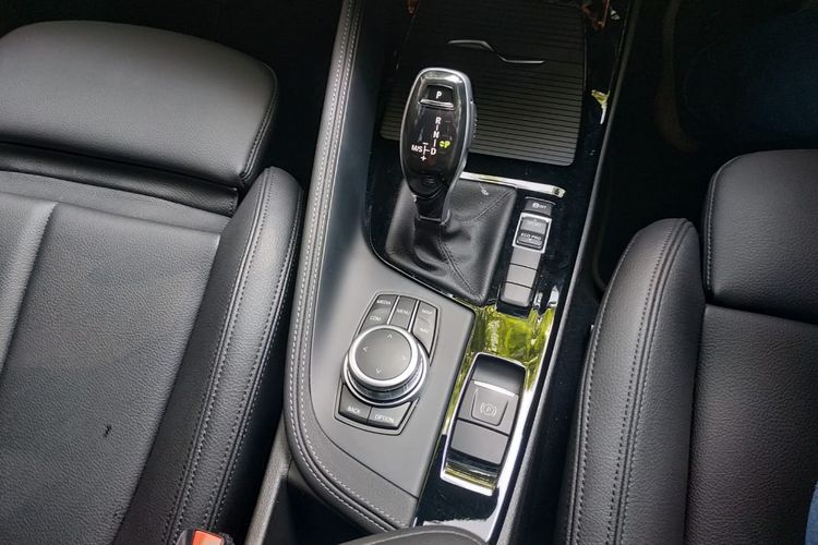 Tuas transmisi BMW X1 masih memakai model lama langkap dengan i-Drive