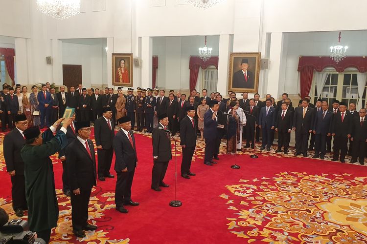 Presiden Joko Widodo melantik sembilan anggota Dewan Pertimbangan Presiden (Wantimpres) 2019-2024, Jumat (13/12/2019) siang.