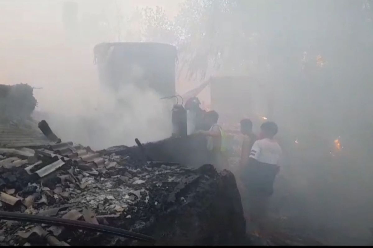 Sebuah pabrik penyulingan daun cengkeh di desa Sangkanherang Kecamatan Jalaksana Kabupaten Kuningan Jawa Barat terbakar pada Rabu (23/8/2023)