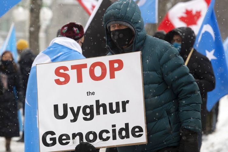 Pengunjuk rasa berkumpul di luar gedung Parlemen di Ottawa, Kanada saat pemukutan suara mosi oposisi digelar, untuk menyatakan tindakan China terhadap etnis Muslim Uighur sebagai genosida.