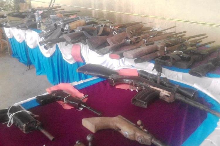 Puluhan pucuk senjata api rakitan yang dikumpulkan Polisi untuk dimusnahkan Sabtu (13/01/2018)