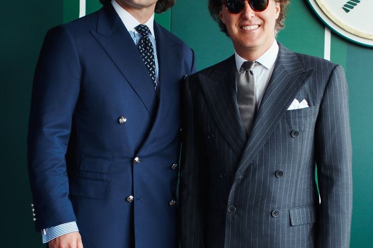 Henry Cavill (kiri) berpose dengan David Lauren (kanan) saat menghadiri Wimbledon 2025 di Wimbledon, London, Inggris, pada Minggu (13/7/2025).