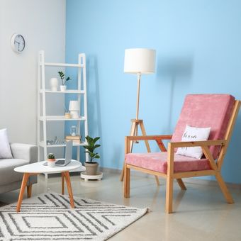 Ilustrasi ruang tamu dengan dinding warna biru. 