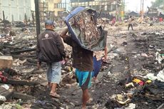 Berburu Rezeki di Tengah Puing Kebakaran Pasar Tengah