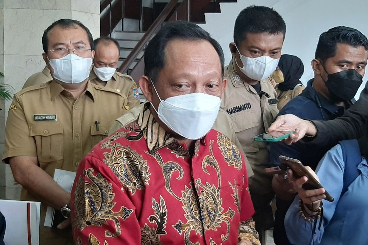 Memteri Dalam Negeri Tito Karnavian memberikan keterangan kepada pers seusai Rapat Koordinasi Pengendalian Inflasi Daerah di kantor Kementerian Dalam Negeri, Jakarta,, Selasa (30/8/2022). 