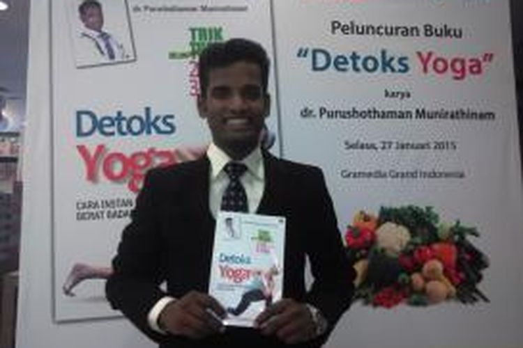 Dokter Narutopathy dan Yogic Science asal India, Purushothaman Munirathinam meluncurkan bukunya berjusul Detoks Yoga di Toko Buku Gramedia Grand Indonesia, Jakarta, Selasa (27/1/2015).