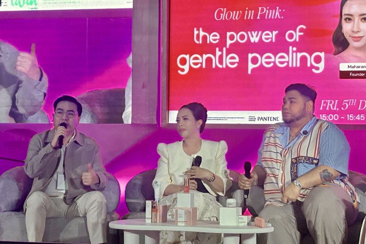 Skincare Educator, dr. Giovanni Mustopo (Kiri) dalam acara Talkshow Glow in Pink: The Power of Gentle Peeling di Jakarta X Beauty, Jakarta Convention Center (JCC), Jakarta Pusat, Jumat (5/12/2025),