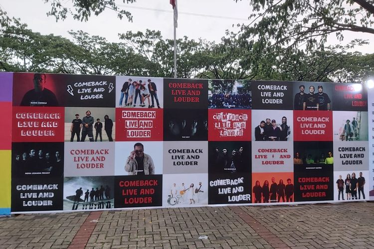 Salah satu spot foto berupa backdrop yang terbentang lebar setelah pintu masuk di Soundrenaline 2022. 