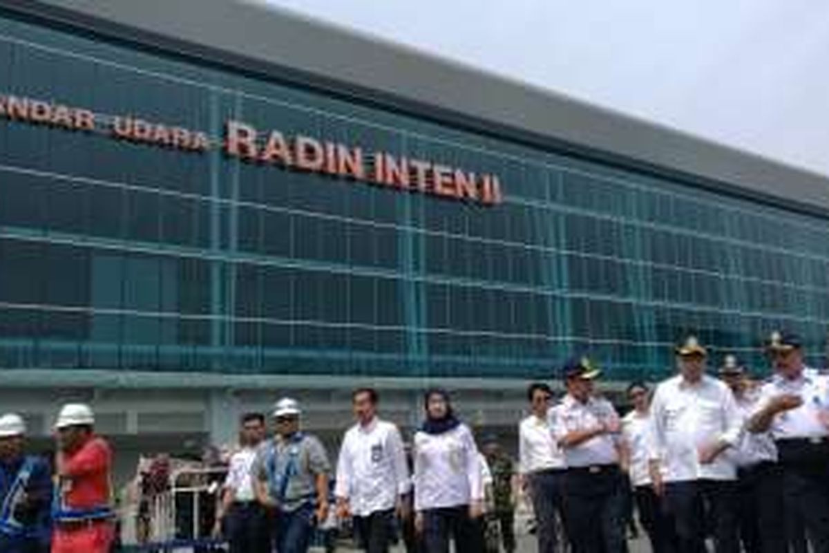 Menteri Perhubungan Budi Karya Sumadi saat tiba di Bandara Raden Inten, Lampung, Minggu (20/11/2016)