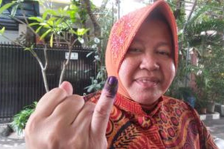 Calon Wali Kota Surabaya Tri Rismaharini usai menggunakan hak pilihnya di bilangan Wiyung, Surabaya, Jawa Timur, Rabu (9/12/2015).