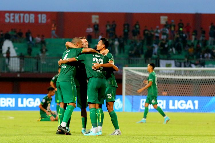 Pemain Persebaya Surabaya berpelukan seusai mangalahkan Madura United saat pertandingan pekan ke-21 Liga 1 2022-2023 yang berakhir dengan skor 0-2 di Stadion Gelora Ratu Pamelingan Pamekasan, Minggu (29/1/2023) sore.