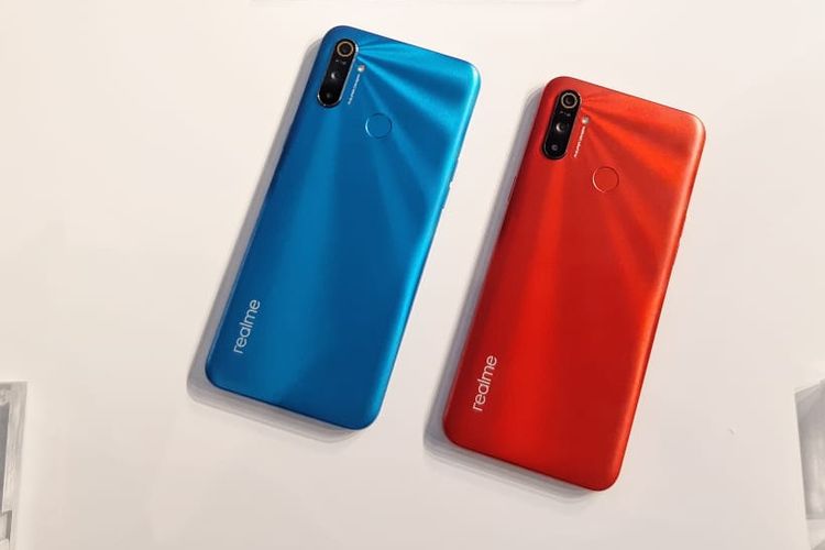 Realme C3 dengan dua varian warna biru dan merah.