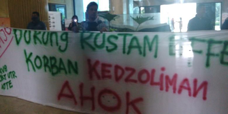 Puluhan aktivis dari berbagai organisasi mendatangi kantor Wali Kota Jakarta Utara. Para aktivis tersebut datang untuk memberikan dukungan kepada Wali Kota Jakarta Utara Rustam Effendi. Selasa (26/4/2016)