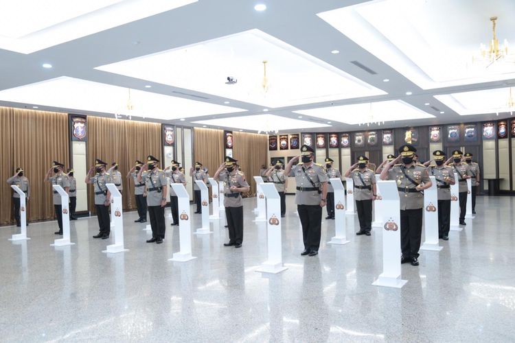 Kapolri Jenderal (Pol) Idham Azis memimpin upacara sertijab sejumlah pati Polri di Rupatama Mabes Polri, Jakarta Selatan, Jumat (8/5/2020).