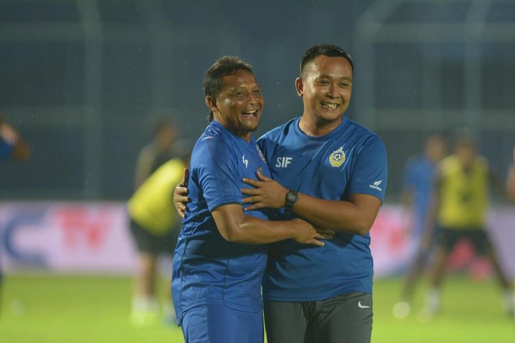 Mantan asisten pelatih Sabah FA Sofie Imam Faizal dan asisten pelatih Arema FC Kuncoro foto bersama sebelum laga Piala Presiden beberapa waktu lalu.