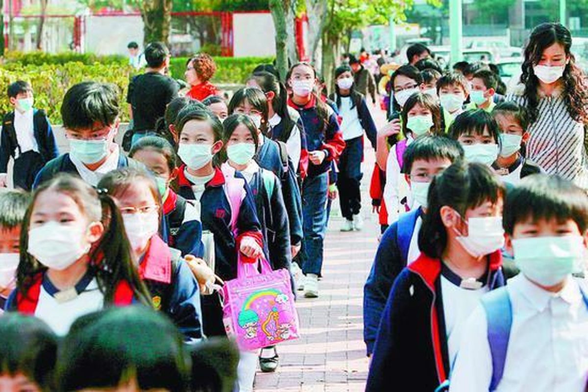 Murid dan guru sekolah dasar di Distrik Yuen Long, Hongkong, Rabu (12/3), mengenakan masker guna mencegah penyebaran virus flu burung. Hongkong dilanda ketakutan dengan merebaknya virus flu burung setelah dua sekolah dasar terpaksa ditutup lebih awal sebelum liburan Paskah. Hal ini dilakukan menyusul berita seorang anak berusia tujuh tahun meninggal dunia pada 11 Maret lalu karena diduga terkena virus flu burung.  