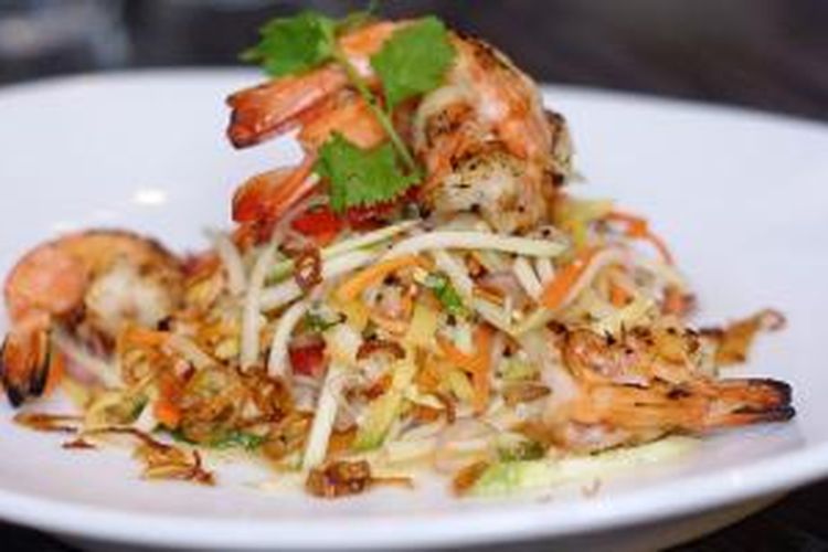 Green Mango Salad with Tiger Prawns di Dulang Kitchen, Bar and Garden di Kuta, Bali.