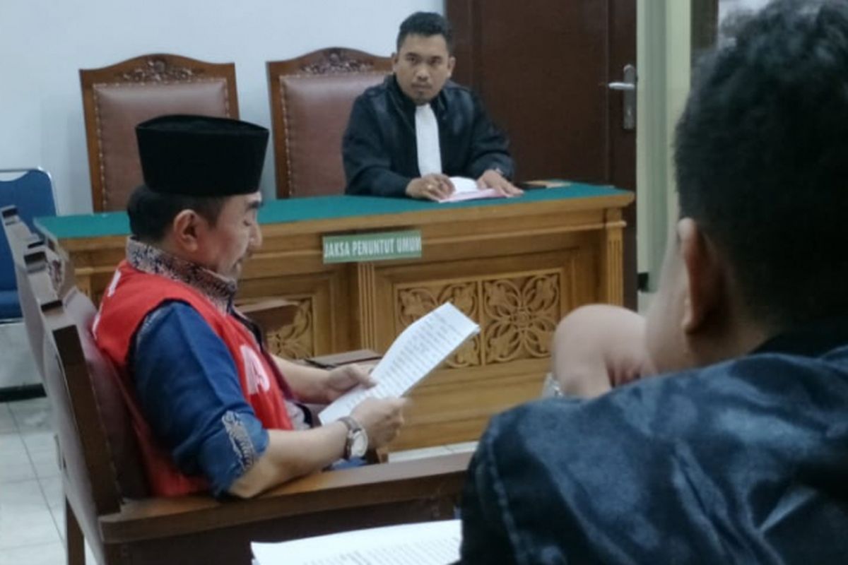 Terdakwa Gatot Brajamusti atau Aa Gatot membacakan nota pembelaan (pleidoi) dalam persidangan di Pengadilan Negeri Jakarta Selatan, Selasa (17/4/2018) malam.
