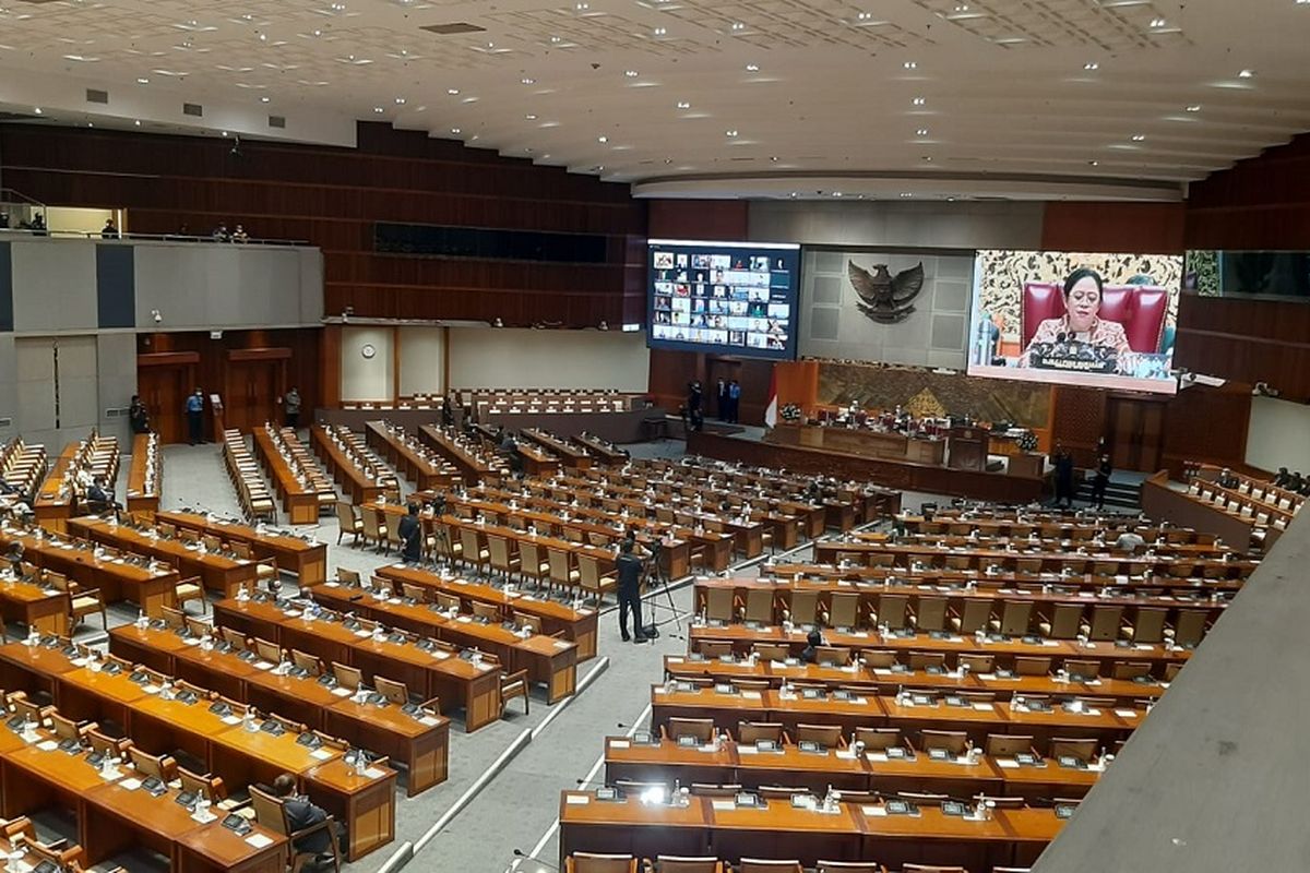 Ketua DPR Puan Maharani memimpin rapat paripurna di Gedung DPR, Senayan, Jakarta, Selasa (29/2/2022). 