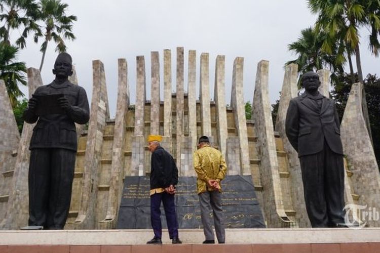 Anggota Legiun Veteran Republik Indonesia (LVRI) Dalijan (kanan) dan Kawit (kiri) memperhatikan patung proklamator saat berkunjung ke Tugu Proklamasi di Jakarta.