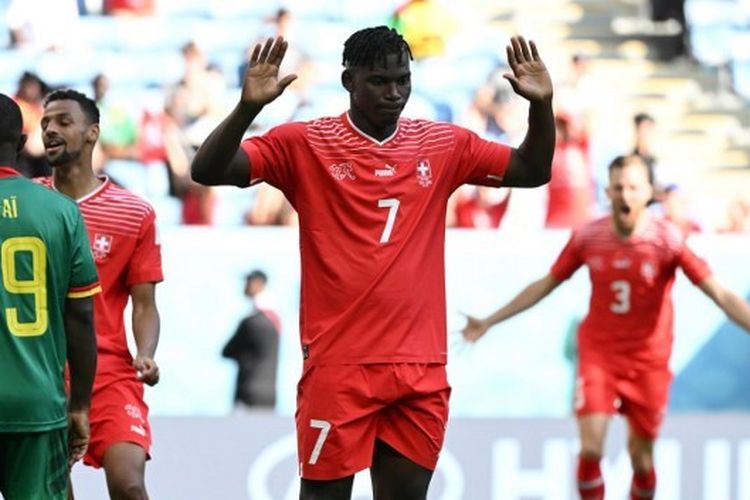 Penyerang timnas Swiss, Breel Embolo, tak melakukan selebrasi usai menjebol gawng Kamerun pada laga Grup G Piala Dunia 2022 yang digelar di Stadion Al Janoub, Al Wakrah, Qatar pada Kamis (24/11/2022).