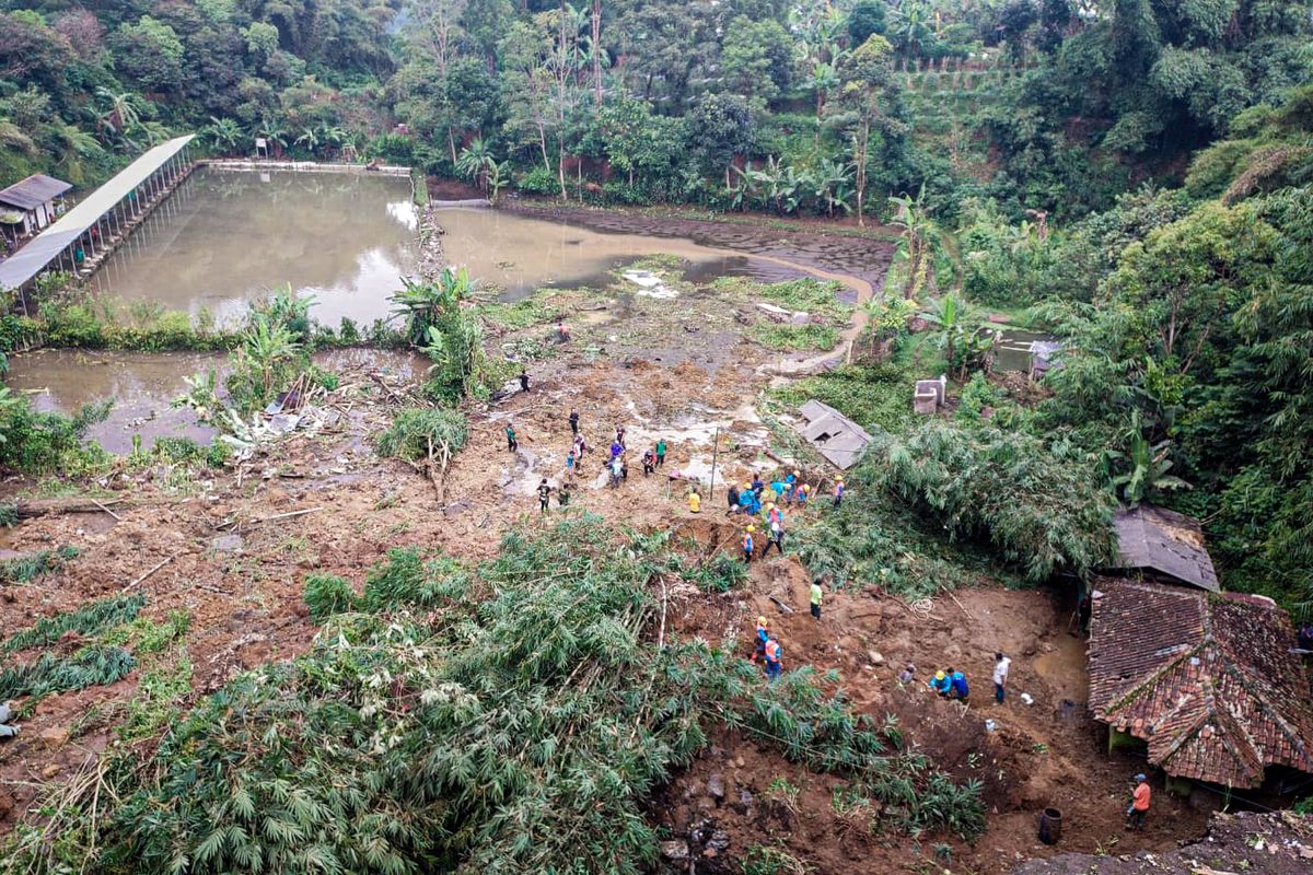 Bencana longsor di Kampung Ciburial RT 02 RW 04, Desa Cibogo, Kecamatan Lembang, Kabupaten Bandung Barat (KBB), Jawa Barat, Kamis (15/5/2025).