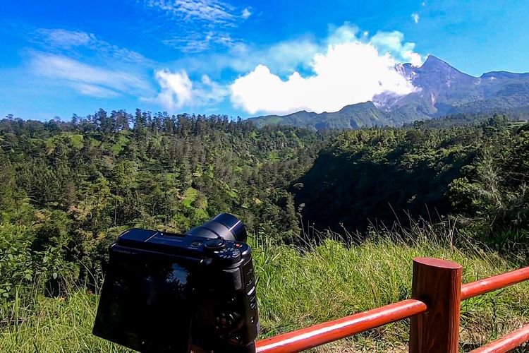Memotret puncak Gunung Merapi dengan lensa zoom di wisata Deles Indah, Rabu (16/6/2021).