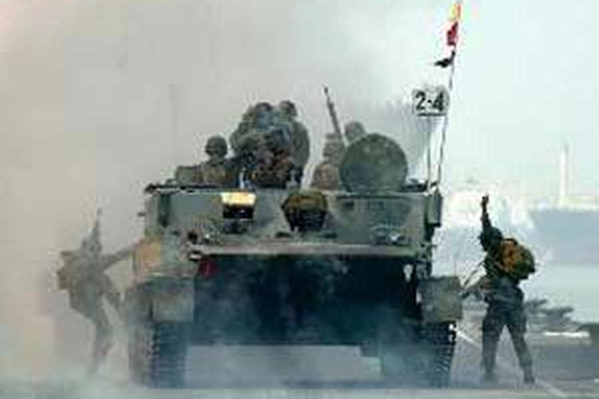 Prajurit satuan intai amfibi Korps Marinir TNI AL turut menjadi bagian pada demonstrasi tempur pada peringatan Hari Ulang Tahun Ke-61 TNI AL di Markas Komando Armatim di Surabaya, Selasa (5/12/2006).