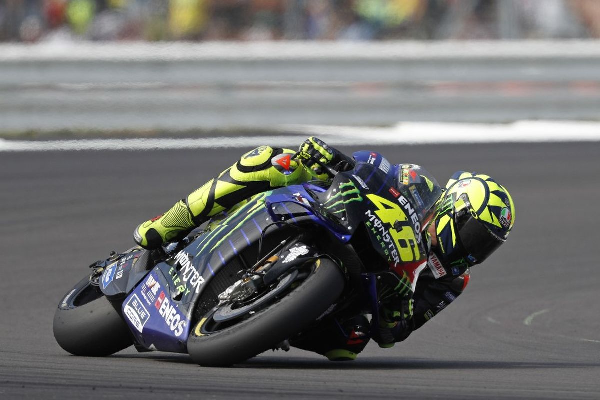 Monster Energy Yamahas Italian rider Valentino Rossi rides his motorbike during the Moto GP race of the British Grand Prix at Silverstone circuit in Northamptonshire, central England, on August 25, 2019. (Photo by Adrian DENNIS / AFP)