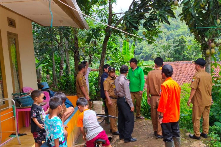 BPBD, polsek, koramil dan pemerintah desa meninjau lokasi pergerakkan tanah di Melarrahayu, Sumedang Selatan, Sumedang, Jawa Barat, Kamis (30/1/2020). DOK. BPBD Sumedang