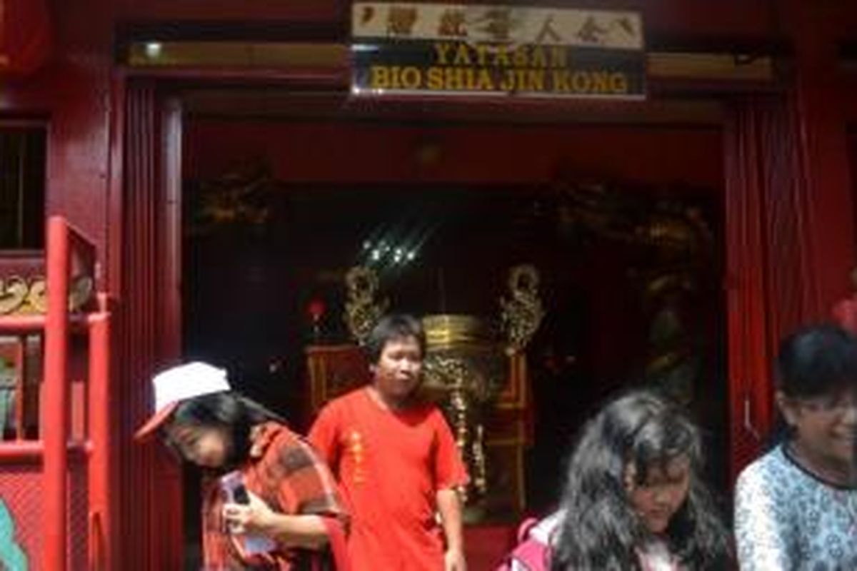 Teddy (baju merah), perawat Klenteng Shia Djin Kong Gang Padang, Jalan Bekasi Timur IX, Jatinegara, Jakarta Timur, yang beragama Islam.