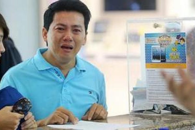 Pham Van Thoai, seorang pekerja pabrik asal Vietnam, yang merasa dikerjai saat berniat membeli sebuah iPhone 6 di Singapura.