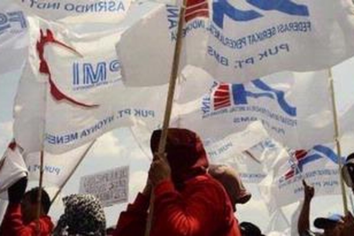 Buruh yang tergabung dalam Federasi Serikat Pekerja Metal Indonesia berunjuk rasa di Jalan Pahlawan, Kota Semarang, Jawa Tengah, menuntut perbaikan kesejahteraan, Rabu (3/10/2012). Mereka menuntut kenaikan upah, penghapusan tenaga kontrak dan adanya jaminan sosial. Upah buruh di Indonesia dinilai paling rendah dengan rata-rata Rp 1,1 juta dibandingan dengan China Rp 2,1 juta, Thailand Rp 2,7 juta dan Malaysia Rp 4,5 juta. 