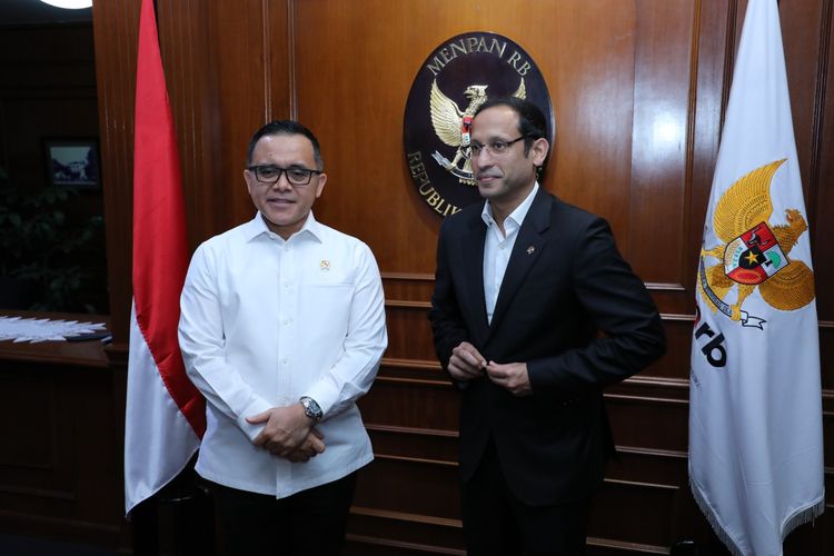 Menteri Pendayagunaan Aparatur Sipil Negara Reformasi Birokrasi (Menpan-RB) Abdullah Azwar Anas dan Menteri Pendidikan, Kebudayaan, Riset, dan Teknologi (Mendikbud Ristek) Nadiem Anwar Makarim melakukan konsolidasi terkait tata kelola pengembangan karier guru dan dosen, di Jakarta, Senin (15/7/2024).
