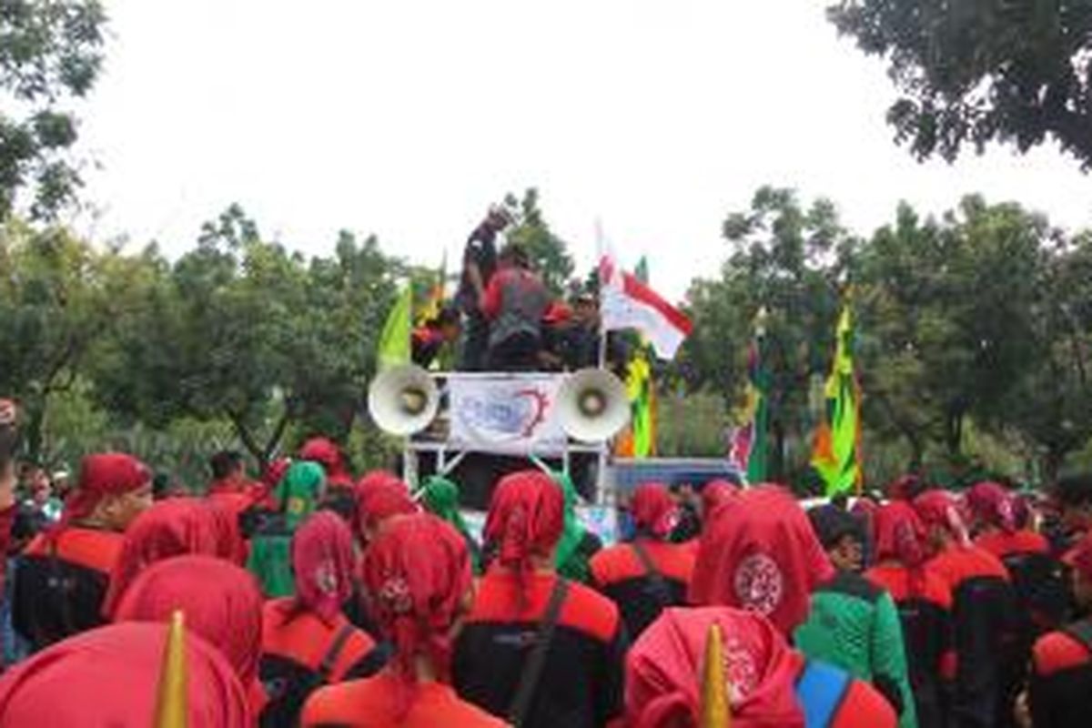 Aksi demonstrasi yang dilakukan para buruh dari kelompok Federasi Serikat Pekerja Metal Indonesia (FSPMI), di depan Balaikota Jakarta, Selasa (21/10/2014)