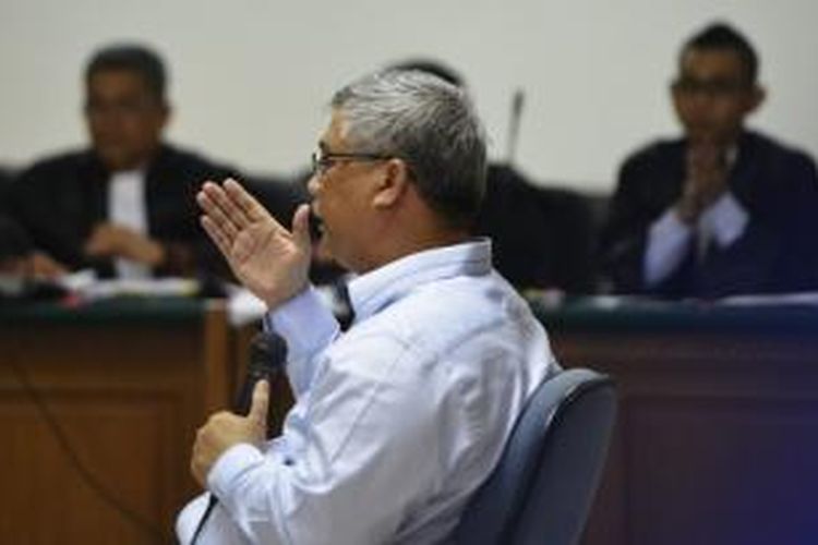 Mantan Ketua Mahkamah Konstitusi (MK) Akil Mochtar menjalani pemeriksaan sebagai terdakwa dalam persidangan di Pengadilan Tindak Pidana Korupsi, Jakarta, Senin (2/6/2014). Akil didakwa karena diduga menerima suap dalam pengurusan sengketa pilkada di MK.  