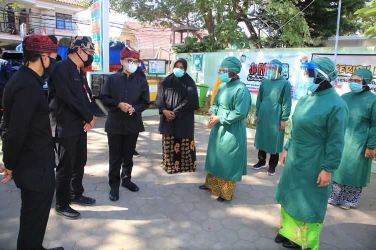 Selain insentif berupa dana, selama ini Pemkab Banyuwangi juga memberi tambahan nutrisi telur, buah, roti, dan susu yang diberikan setiap hari dengan dana total Rp1,7 miliar untuk ribuan tenaga kesehatan di kabupaten tersebut yang terus bertugas di masa pandemi Covid-19.
