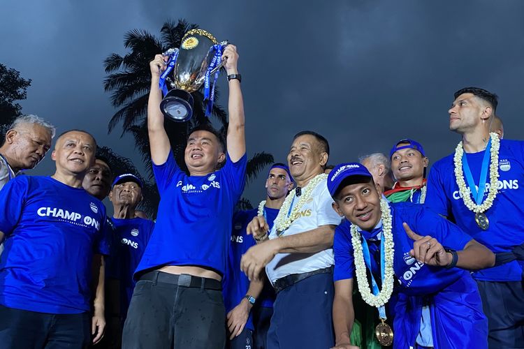 Bey Machmudin PJ Gubernur Jawa Barat menyambut kedatangan tim Persib mengangkat trofi Liga 1 2023-2024. Pesta Persib juara di Kota Bandung pada Sabtu (1/6/2024) berlangsung meriah. 