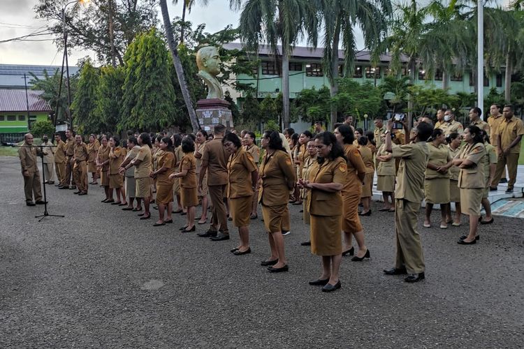 Sejumlah ASN di Dinas Pendidikan dan Kebudayaan NTT masuk kantor pukul 05.30 Wita. Mereka berbaris di halaman kantor yang berada di Kelurahan Naikoten Satu,  Kecamatan Kota Raja, Kota Kupang, NTT