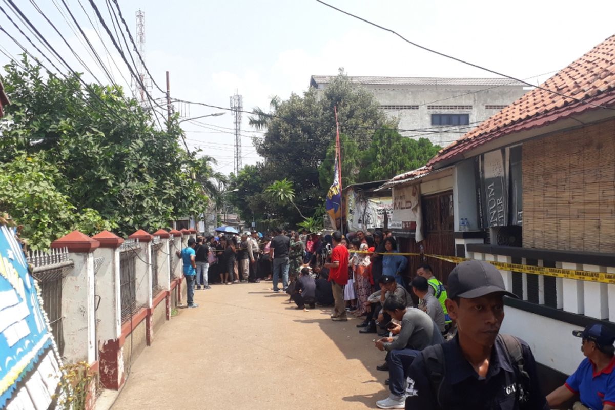 Warga nampak padati area TKP pembunuhan satu keluarga di Jalan Bojong Nangka II, RT 02, RW 07, Kelurahan Jatirahayu, Kecamatan Pondok Melati, Kota Bekasi, Rabu (21/11/2018).