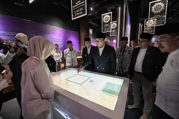 Gubernur Jawa Barat meresmikan Galeri Rasulullah dan Sejarah Islam Nusantara di Masjid Al Jabar, Kota Bandung, Jawa Barat, Senin (27/3/2023).
