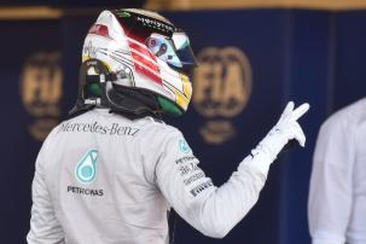 Pebalap Mercedes asal Inggris, Lewis Hamilton, melambai ke penonton setelah mencatat waktu tercepat pada sesi kualifikasi GP Rusia di Sirkuit Sochi, Sabtu (11/10/2014).