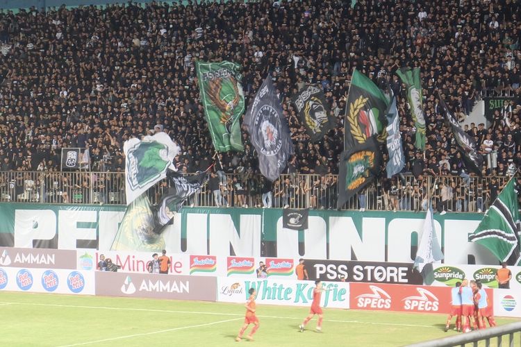 Selebrasi pemain-pemain Persija usai mencetak gol ke gawang PSS Sleman. Laga pekan keenam Liga 1 2023-2024 antara PSS vs Persija digelar di Stadion Maguwoharjo, Sleman, DI Yogyakarta, Jumat (4/8/2023.