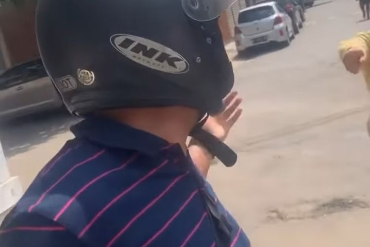 Sebuah video menarasikan seorang pria diintimidasi sejumlah pemuda, viral di media sosial. Dalam video itu, tampak kunci motor pria yang masih mengenakan helm tersebut diambil oleh sekelompok pemuda. Intimidasi itu terjadi di Cipinang Cempedak, Jatinegara, Jakarta Timur. 