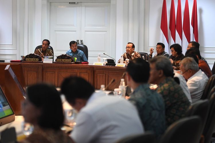 Presiden Joko Widodo (kiri) didampingi Wakil Presiden Jusuf Kalla (kedua kiri) memimpin Sidang Kabinet Paripurna di Kantor Presiden, Jakarta, Rabu (6/3/2019). Sidang itu membahas rencana kerja pemerintah tahun 2020 serta kebijakan ekonomi makro dan pokok-pokok kebijakan fiskal tahun anggaran 2020. ANTARA FOTO/Akbar Nugroho Gumay/hp.